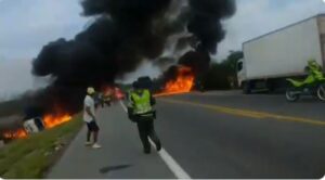 ΒΙΝΤΕΟ: Η στιγμή που εκρήγνυται βυτιοφόρο στην Κολομβία και σκορπίζει το θάνατο