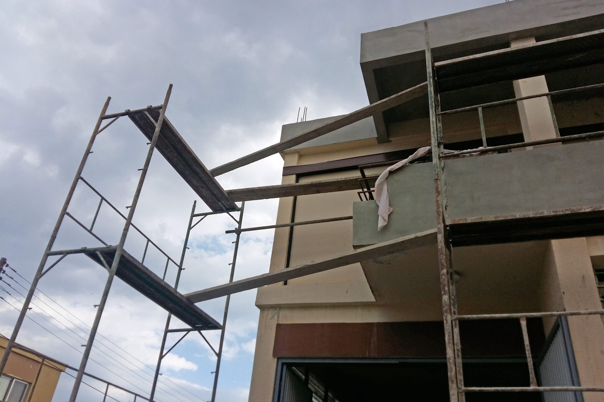 Χωρίς προστατευτικά μέτρα το κλιμακοστάσιο από το οποίο έπεσε ο 48χρονος (VID)