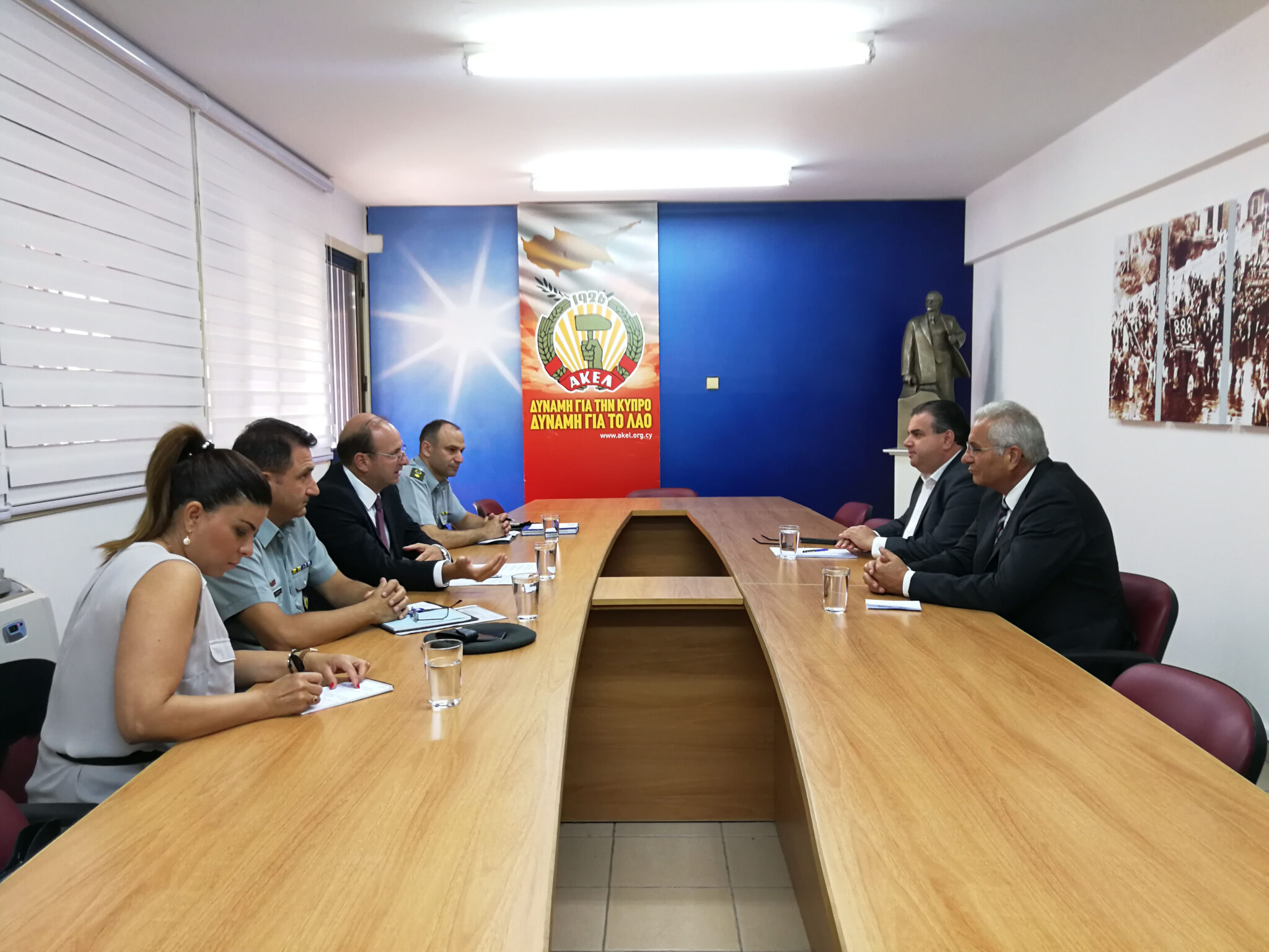 Ούτε ο Υπουργός Άμυνας κατάφερε να κατευνάσει τις αντιδράσεις του ΑΚΕΛ