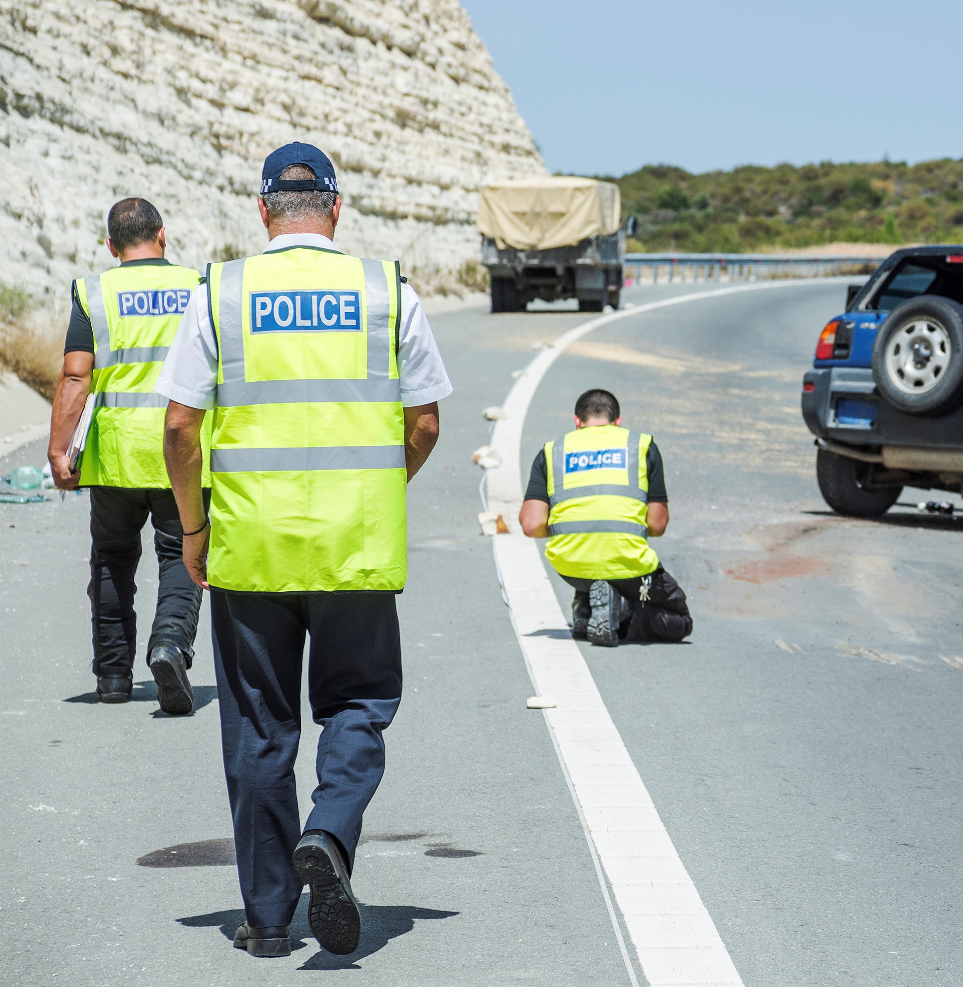 Έκλεψε όχημα από παραλία, προκάλεσε ατύχημα στο highway και το έκαψε στον Ύψωνα