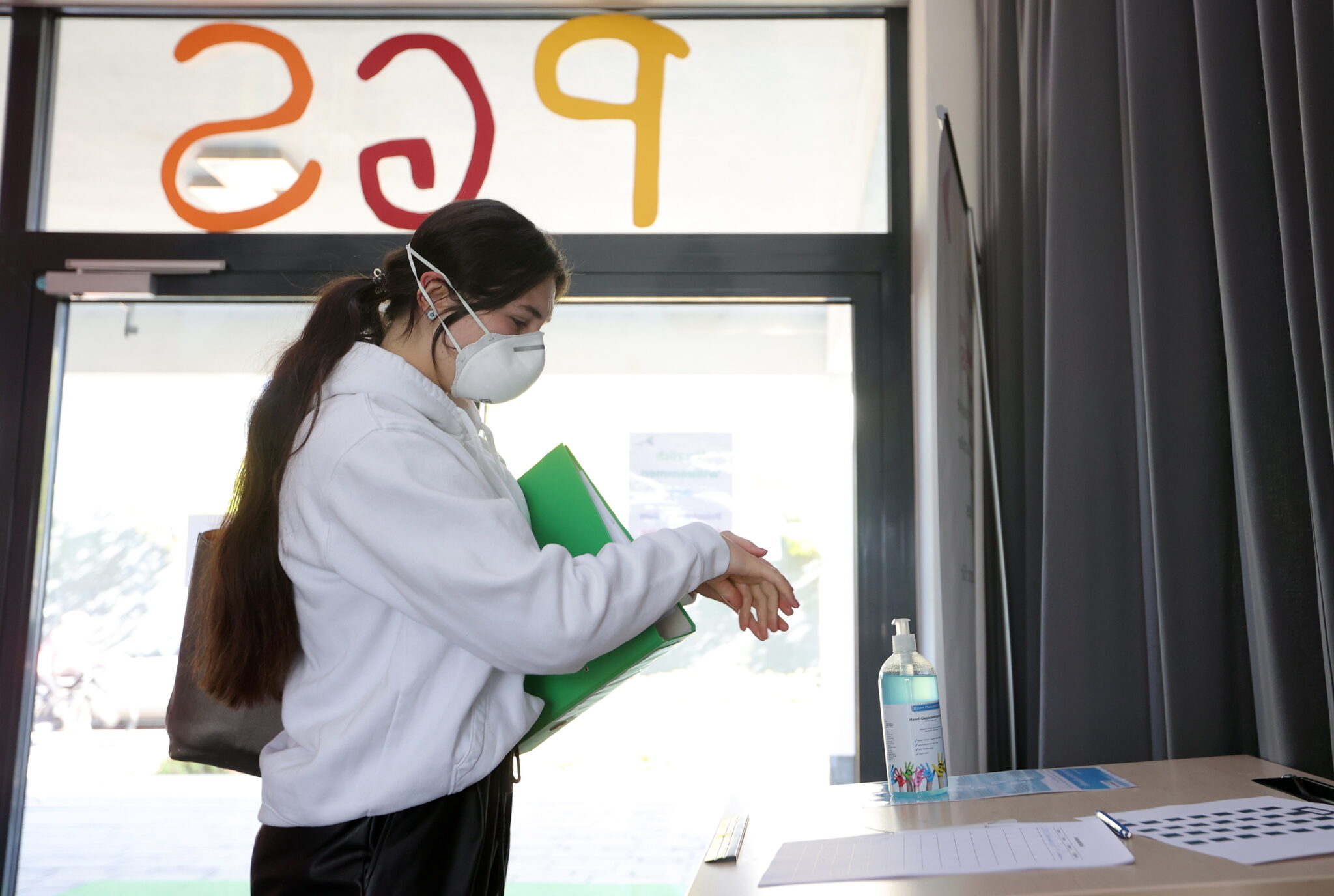 "Μαύρο" Ορόσημο: Ένα εκατομμύριο κρούσματα σε τέσσερις ημέρες (ΒΙΝΤΕΟ)