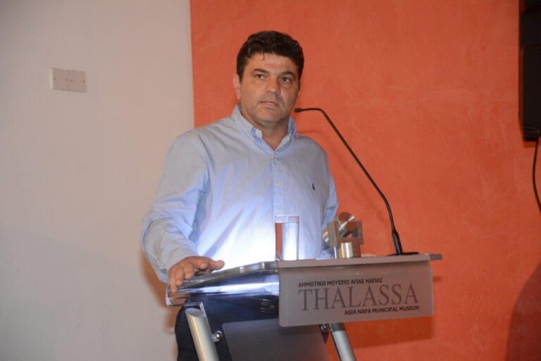 Ο Δήμαρχος Αγίας Νάπας προειδοποιεί: Πολίτες δυσκολεύονται να επιβιώσουν (VID)