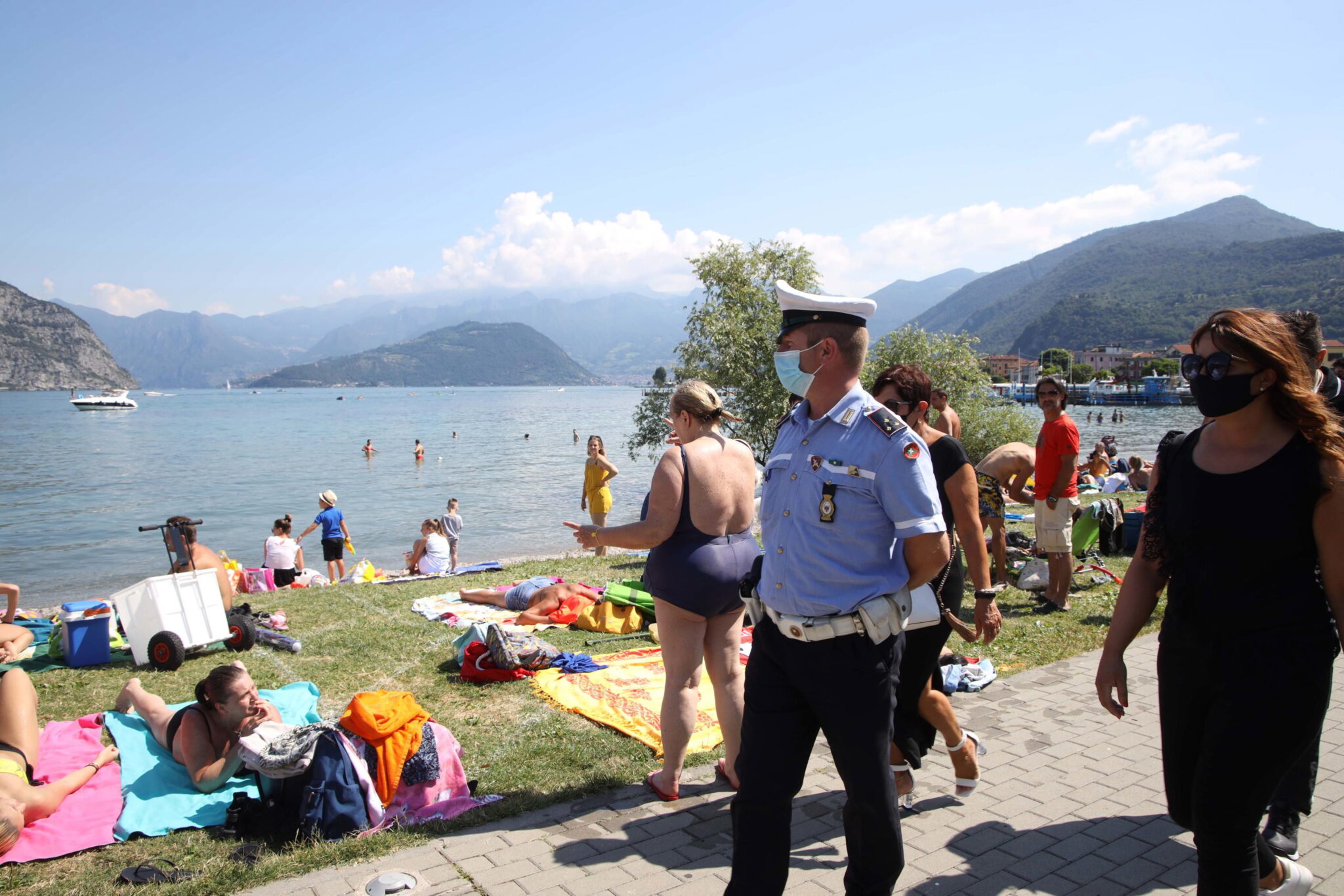 Ξέχασαν το social distancing στη Βαρκελωνη, άλλα 63.872 κρούσματα στις ΗΠΑ