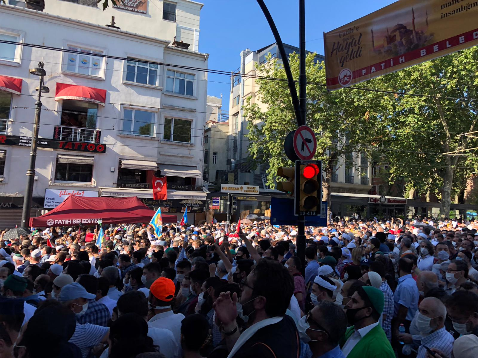 Oυρές πιστών μουσουλμάνων έξω από την Αγιά Σοφιά για την πρώτη προσευχή (ΒΙΝΤΕΟ)