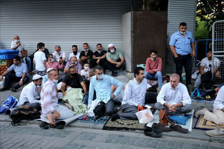 Ξενύχτησαν στα σκαλοπάτια της Αγιάς Σοφιάς δεκάδες μουσουλμάνοι (ΦΩΤΟ)