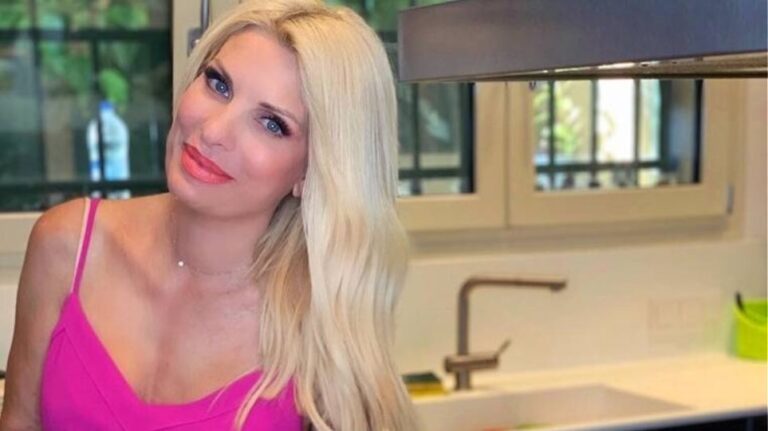 Η Μενεγάκη ποζάρει με μπικίνι στην πισίνα του εξοχικού της στην Άνδρο (ΦΩΤΟ)