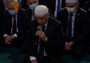 ΒΙΝΤΕΟ: Απήγγειλε το Κοράνι στην Αγιά Σοφιά ο Ρετζέπ Ταγιπ Ερντογάν