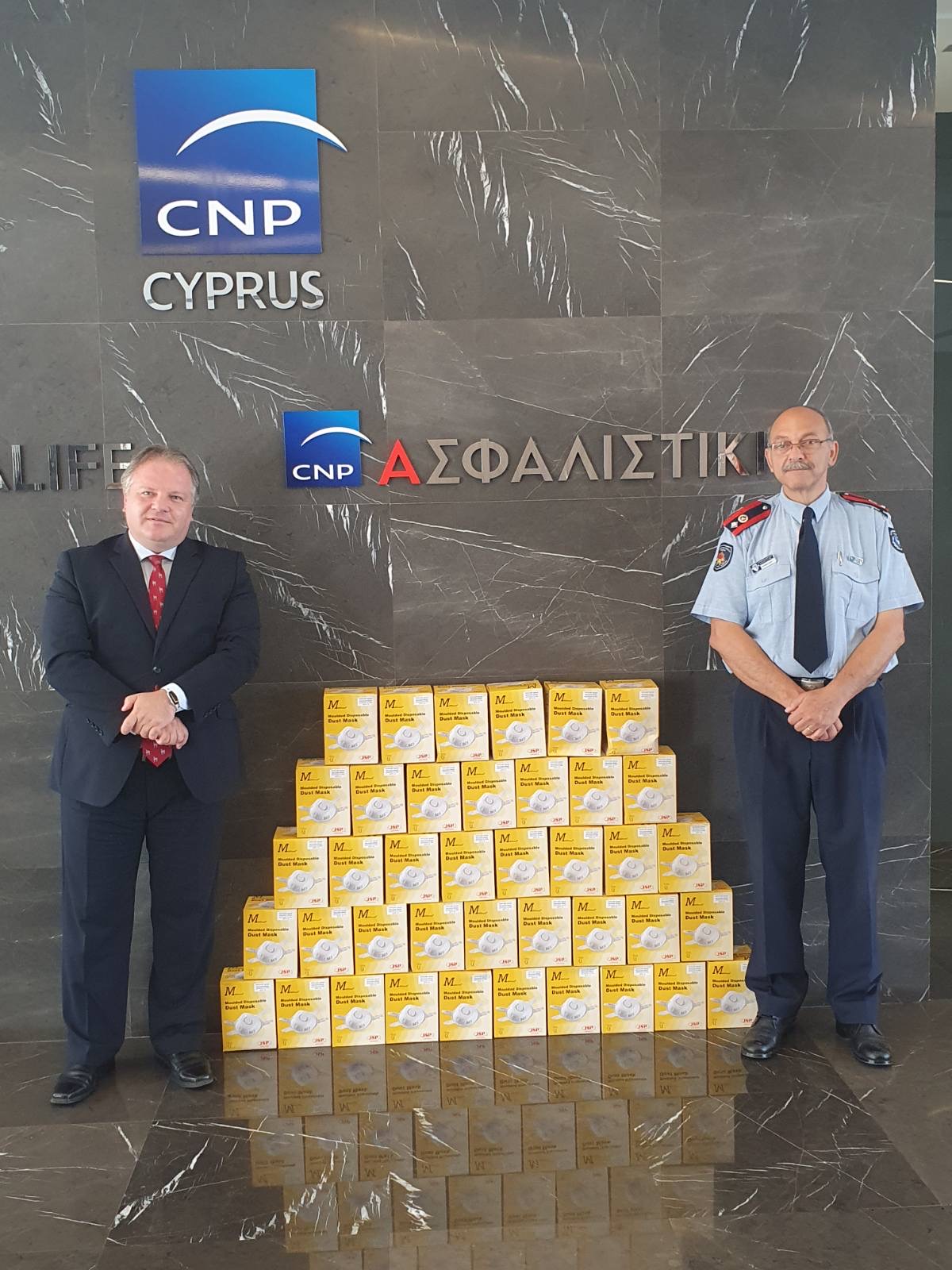 Η CNP ΑΣΦΑΛΙΣΤΙΚΗ προσφέρει προστατευτικές μάσκες στην Πυροσβεστική Υπηρεσία