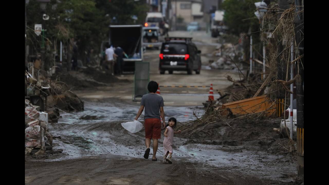 Φονικές πλημμύρες στην Ιαπωνία: Νεκροί, αγνοούμενοι και χιλιάδες εκτοπισμένοι