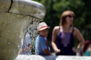 "Κτυπάει" 40αρια ο υδράργυρος: Ανυπόφορη ζέστη από αύριο (ΒΙΝΤΕΟ)