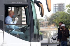 Ξανά με μέτρα από αύριο η διακίνηση με ταξί ή λεωφορείο