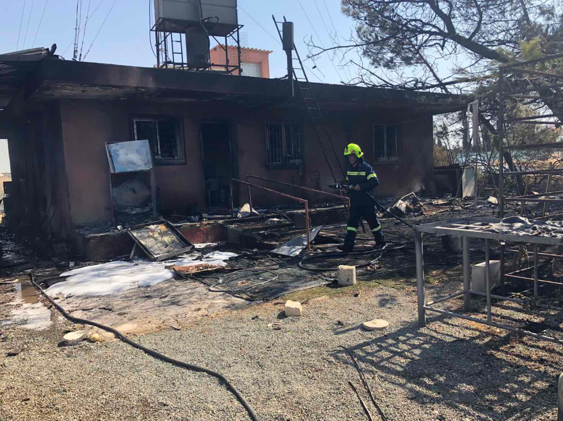 Πυρκαγιά στους Αγ. Τριμιθιάς: Κάηκαν οικία, υποστατικά και οχήματα (ΦΩΤΟ)