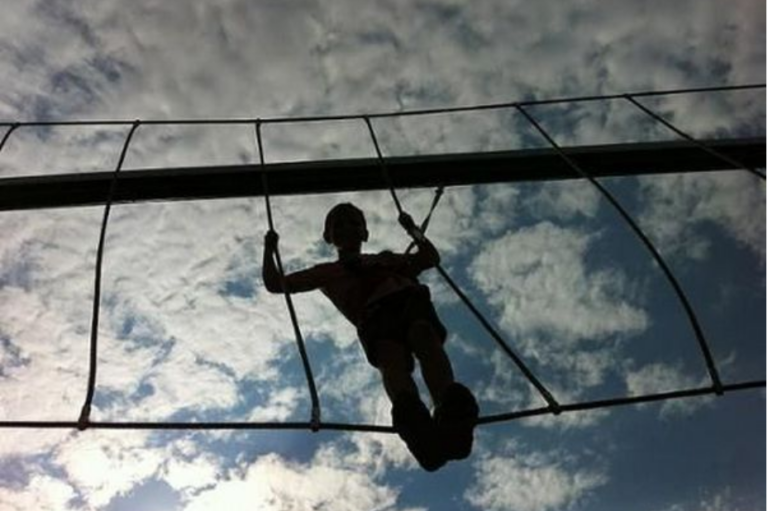 «Τους συγκάλυψαν»: Μητέρα καταγγέλλει σχολείο κι Υπουργείο ότι αρνήθηκαν συνοδό για το παιδί της