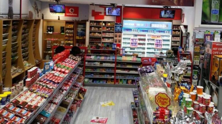 Τον είδε ο περιπτεράς να κλέβει τσιγάρα, τον καταδίωξε και τα πέταξε σε κάλαθο