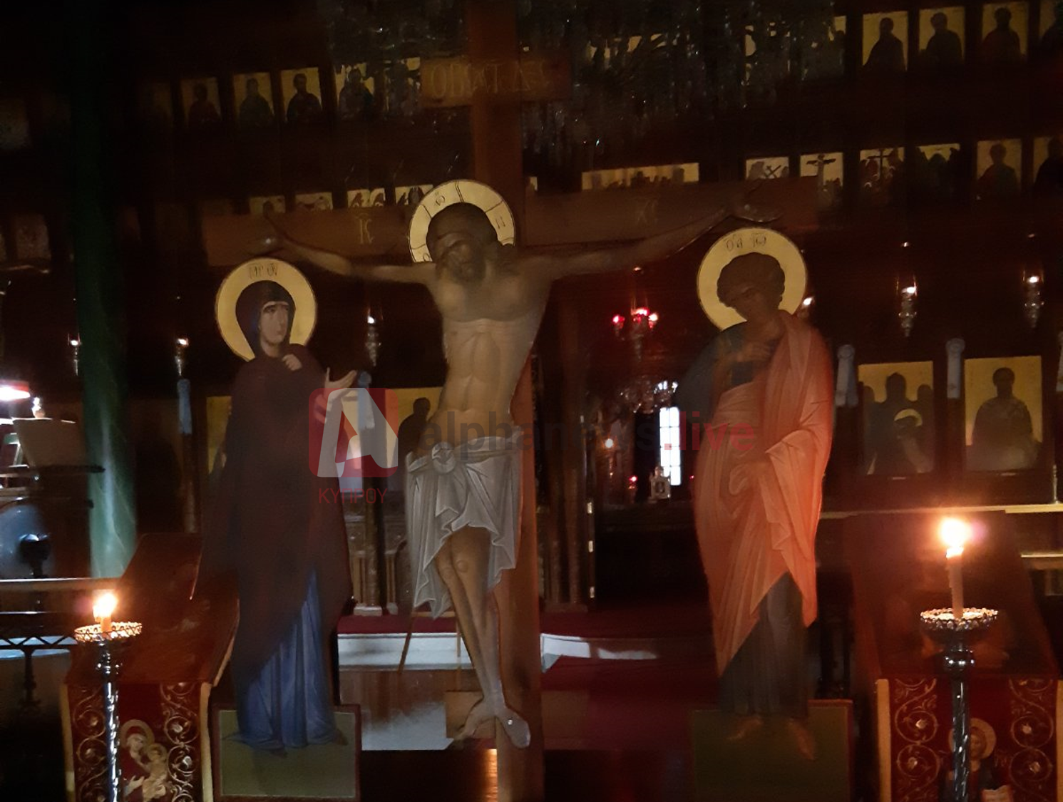 Στο μέσο των ναών ο Εσταυρωμένος για τη βεβήλωση της Αγίας Σοφίας (ΦΩΤΟ)