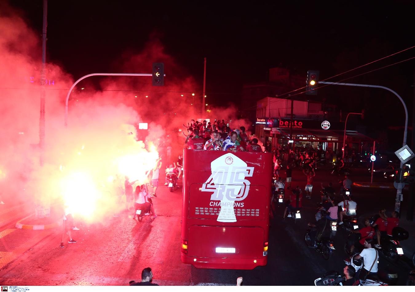 «Κάηκε» ο Πειραιάς για τον Ολυμπιακό (ΦΩΤΟ & BINTEO)