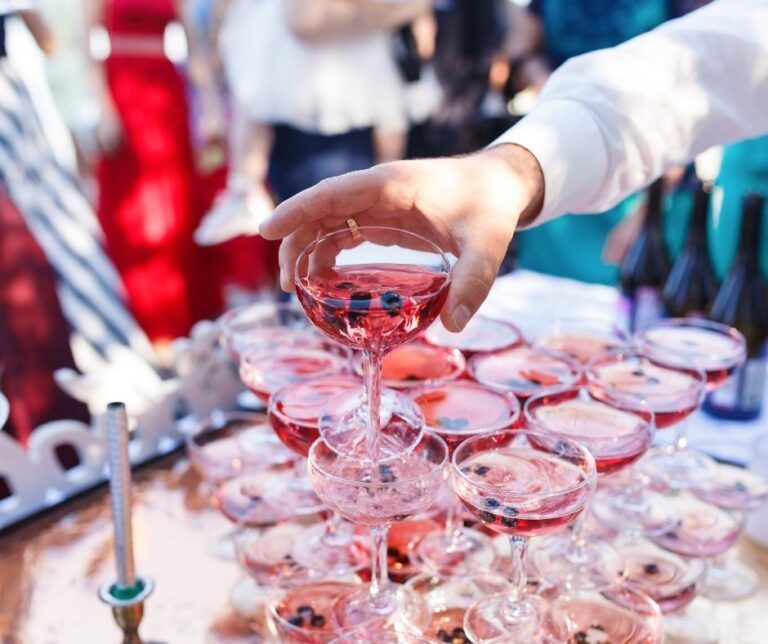 Τι ισχύει για το κοκτέιλ πάρτι και τη χαιρέτιση νεονύμφων σε γάμους (ΒΙΝΤΕΟ)