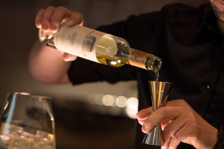 Τέλος η πώληση αλκοόλ σε νεαρούς κάτω των 18