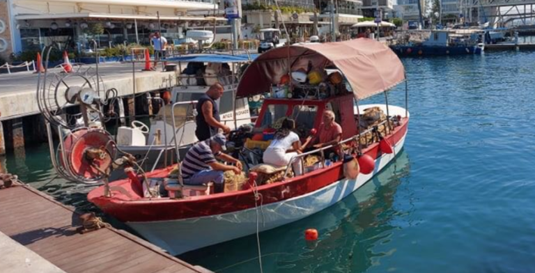 Τρεις και πλέον δεκαετίες στη θάλασσα: Η ζωή ενός από τους λίγους ψαράδες (VID)