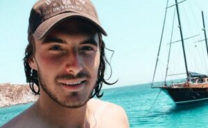 Ο Τσιτσιπάς “προπονείται” σε παραλία της Μυκόνου και οι θαμώνες μένουν άναυδοι