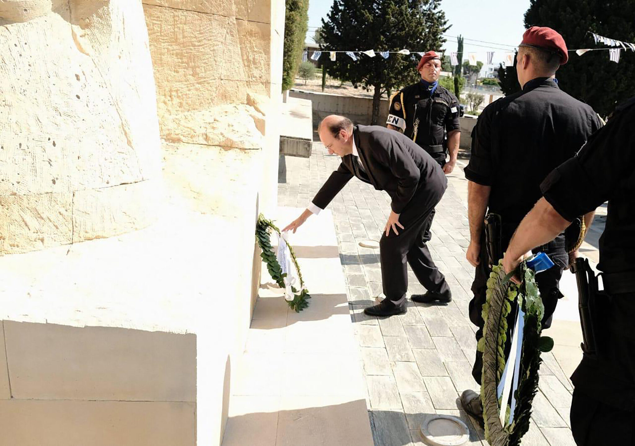 ΥΠΑΜ: Προτεραιότητα η δημιουργία συνθηκών για επανέναρξη των συνομιλιών