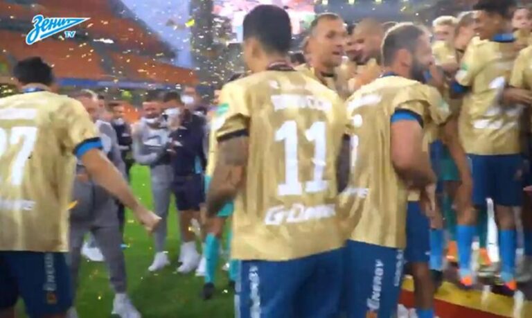 Έγινε και αυτό: Έπεσε το κύπελλο από τα χέρια του αρχηγού (ΒΙΝΤΕΟ)