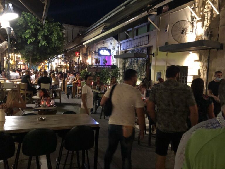 Aπό σήμερα μπορούν να συναθροίζονται μέχρι και 50 άτομα στη Λεμεσό