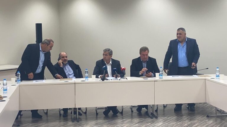 Άλλοι τριάντα ΔΗΚΟϊκοί άνοιξαν την πόρτα εξόδου από το κόμμα