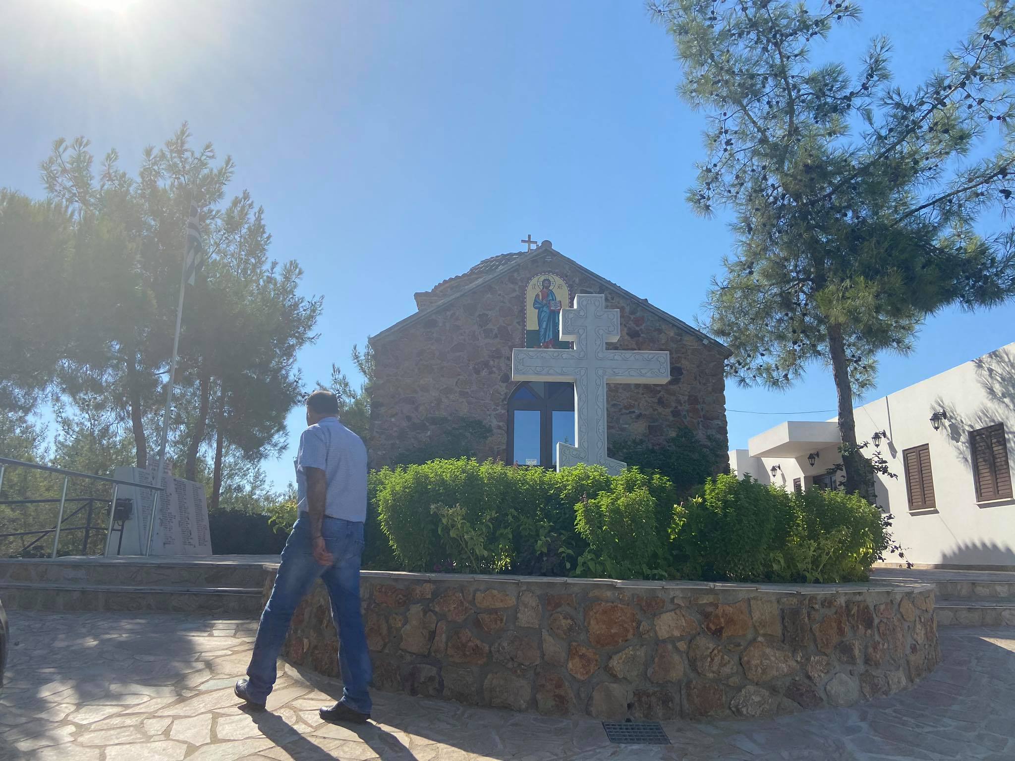 Σχεδίασαν μαζί το εκκλησάκι, το έκτισε μόνος του και το αφιέρωσε στη μνήμη της