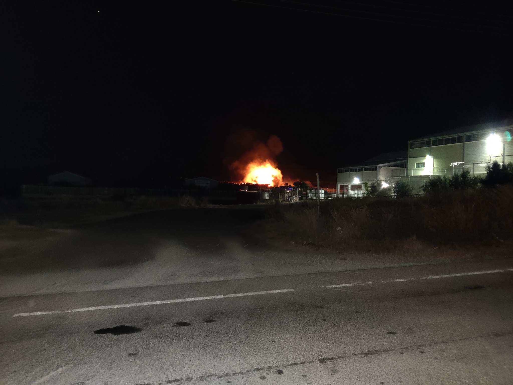 Ολονύχτια μάχη με τις φλόγες στο εργοστάσιο ανακύκλωσης αυτοκινήτων στο Γέρι