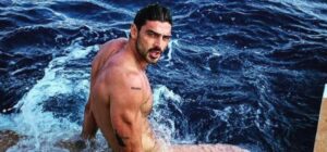 Michele Morrone: Ο πιο γοητευτικός άνδρας της χρονιάς κάνει διακοπές στην Ελλάδα