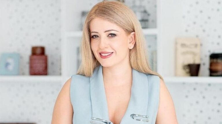 Αννίτα Δημητρίου: Ποζάρει στην αγκαλιά της μητέρας της και στέλνει τις ευχές της