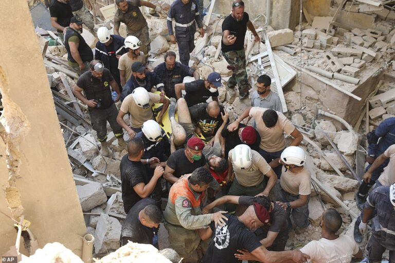 Κύπριοι – Καταρινοί διασώστες ρίχνονται στη μάχη στα χαλάσματα της Βηρυτού (VID)