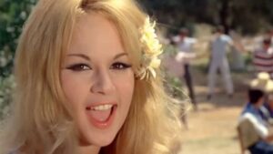 Α. Βουγιουκλάκη: Η σπάνια φωτογραφία, στην οποία ποζάρει με μπικίνι στη παραλία