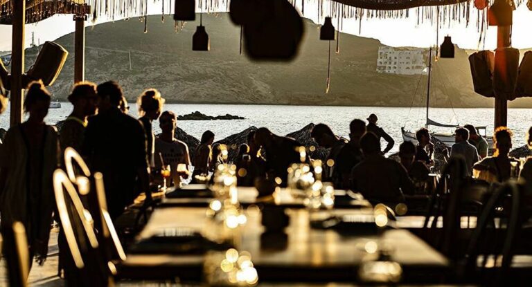 Τέλος τα party σε Μύκονο και Χαλκιδική και μάσκα ακόμα και σε εξωτερικούς χώρους