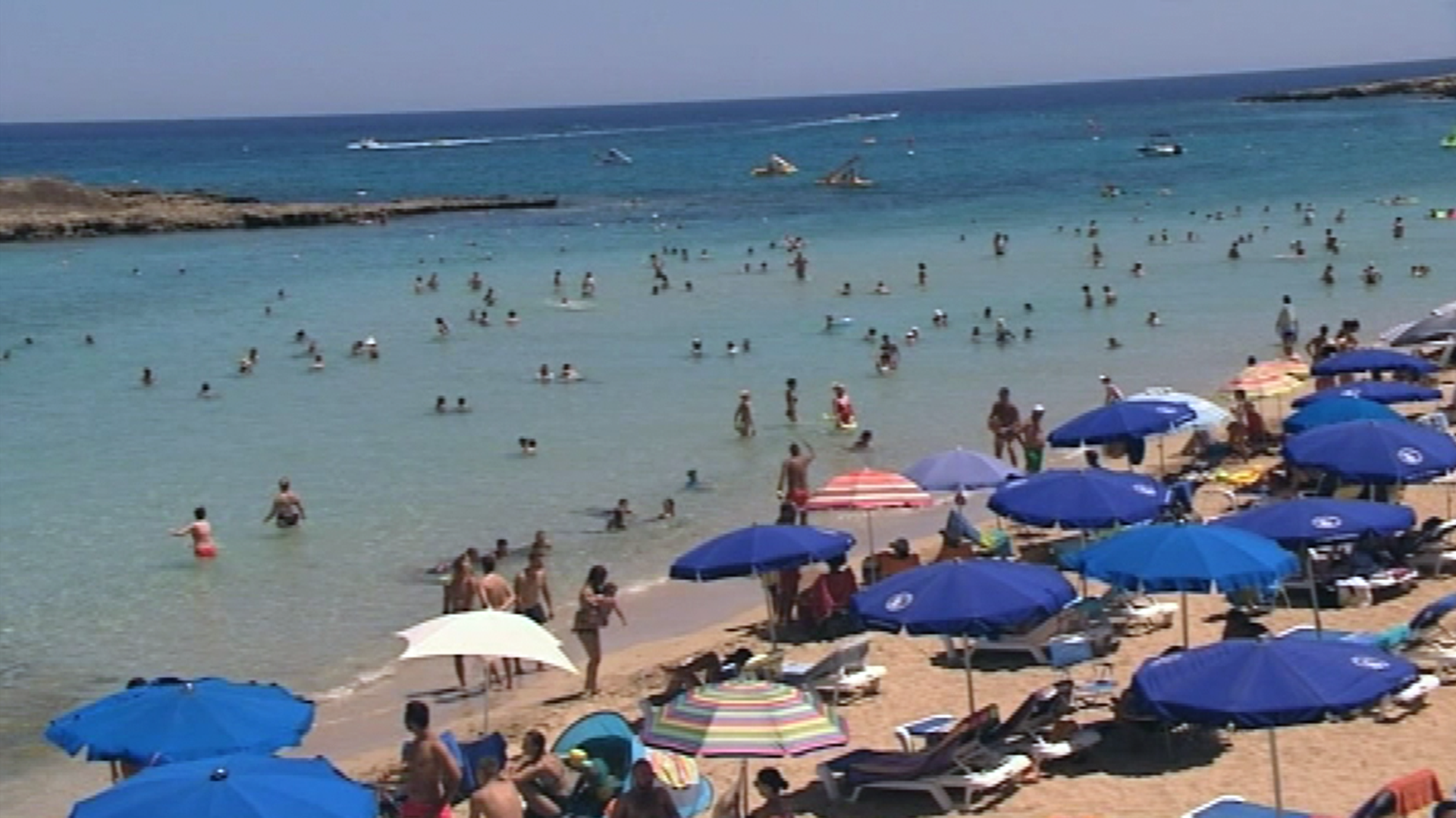 Δεκαπενταυγουστιάτικες βουτιές για καταπολέμηση του καύσωνα (BINTEO)