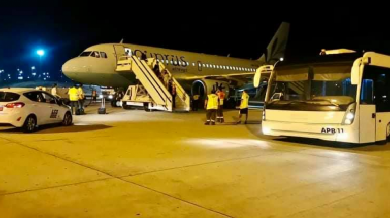 Φωνές και αναστάτωση για την πολύωρη αναμονή στο αεροδρόμιο Λάρνακας (ΒΙΝΤΕΟ)