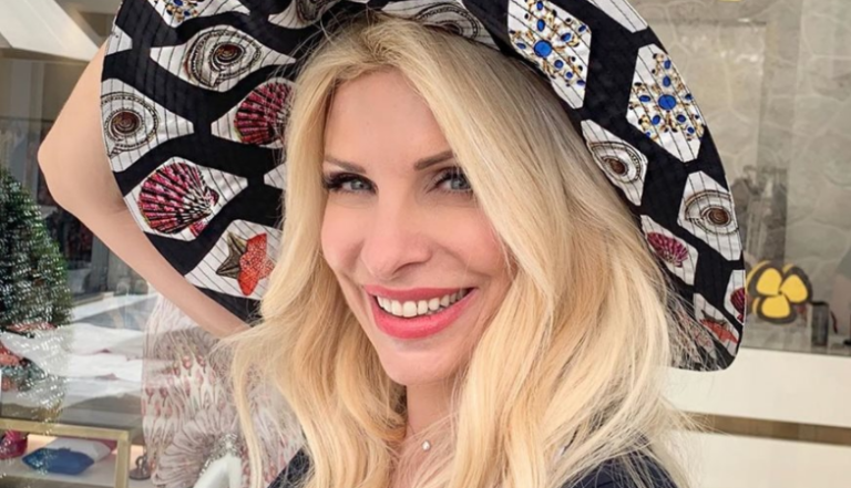 Ε. Μενεγάκη: Με μαγιό και κοχύλια στο λαιμό…σε κοσμοπολίτικη παραλία της Νάξου