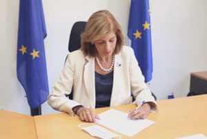 "Σφράγισε" η συμφωνία ΕΕ-AstraZeneca για 400 εκατομμύρια δόσεις εμβολίου