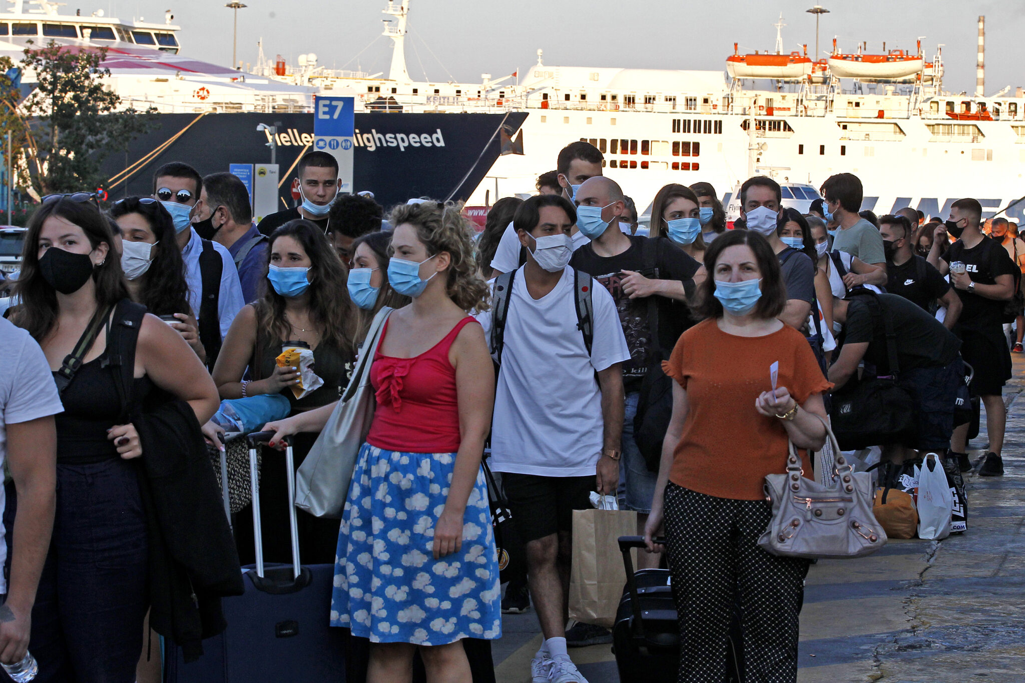 Πλαφόν 50 ατόμων σε εκδηλώσεις και κλειστά μπαρ μετά τις 12 και στην Αττική