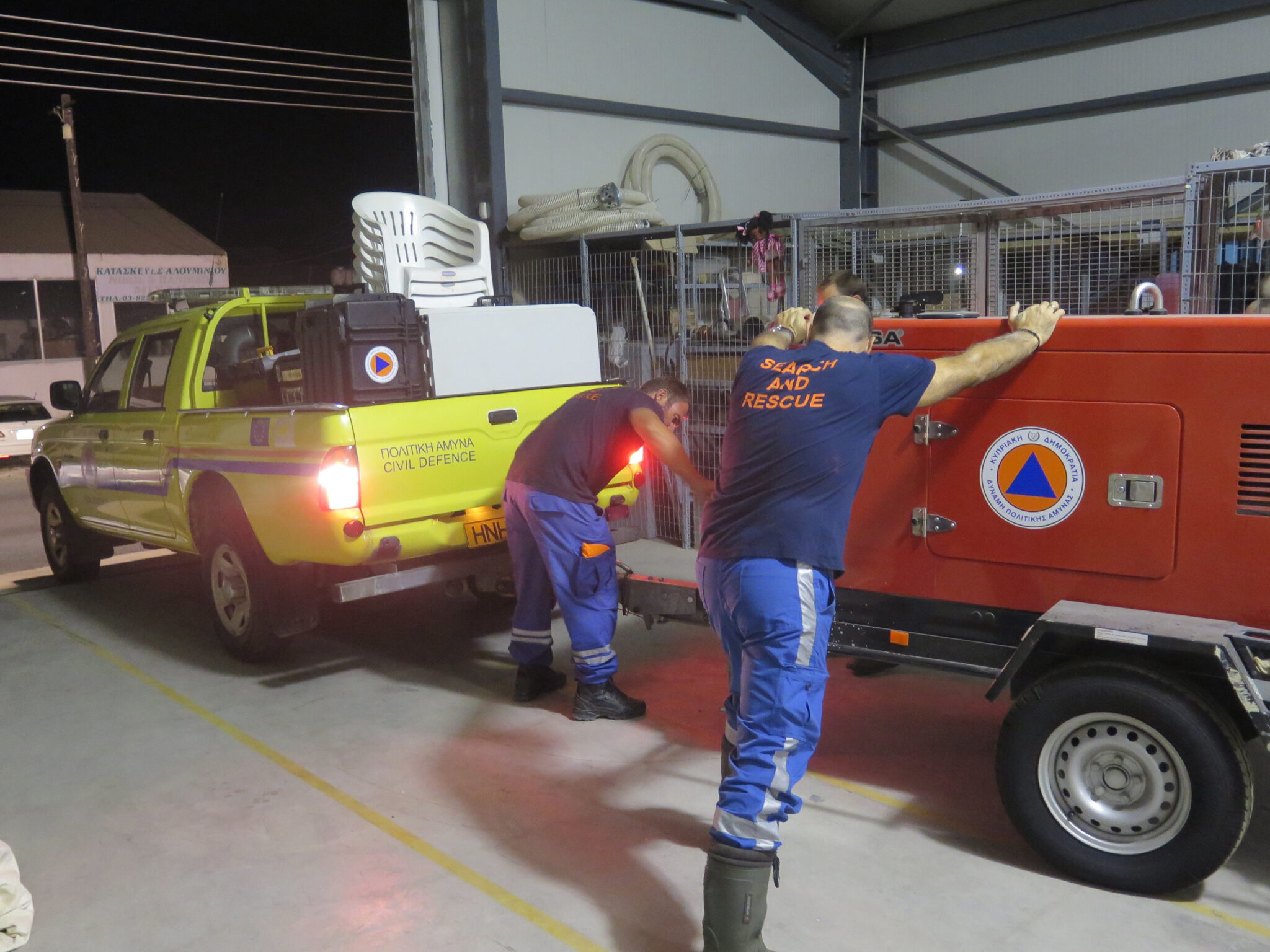 Ειδικά εκπαιδευμένοι σκύλοι και ομάδες διάσωσης αναχωρούν για Βηρυτό (ΒΙΝΤΕΟ)