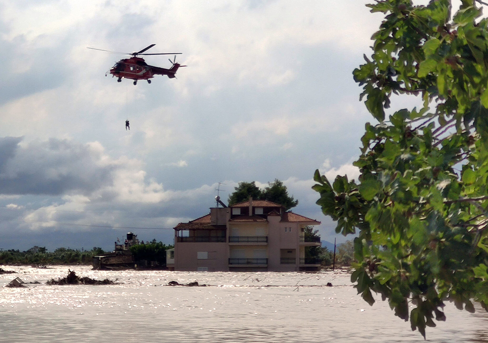 Μακραίνει η θλιβερή λίστα στην Εύβοια: Στους 8 οι νεκροί της φονικής θεομηνίας