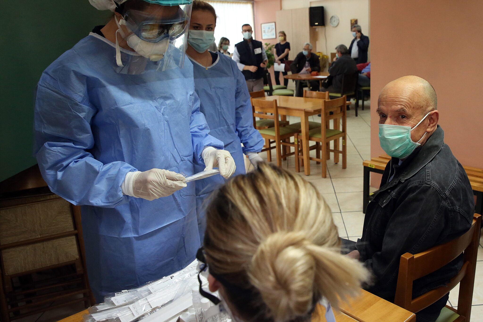 196 νέα κρούσματα κορωνοϊού εντοπίστηκαν στην Ελλάδα το τελευταίο 24ωρο