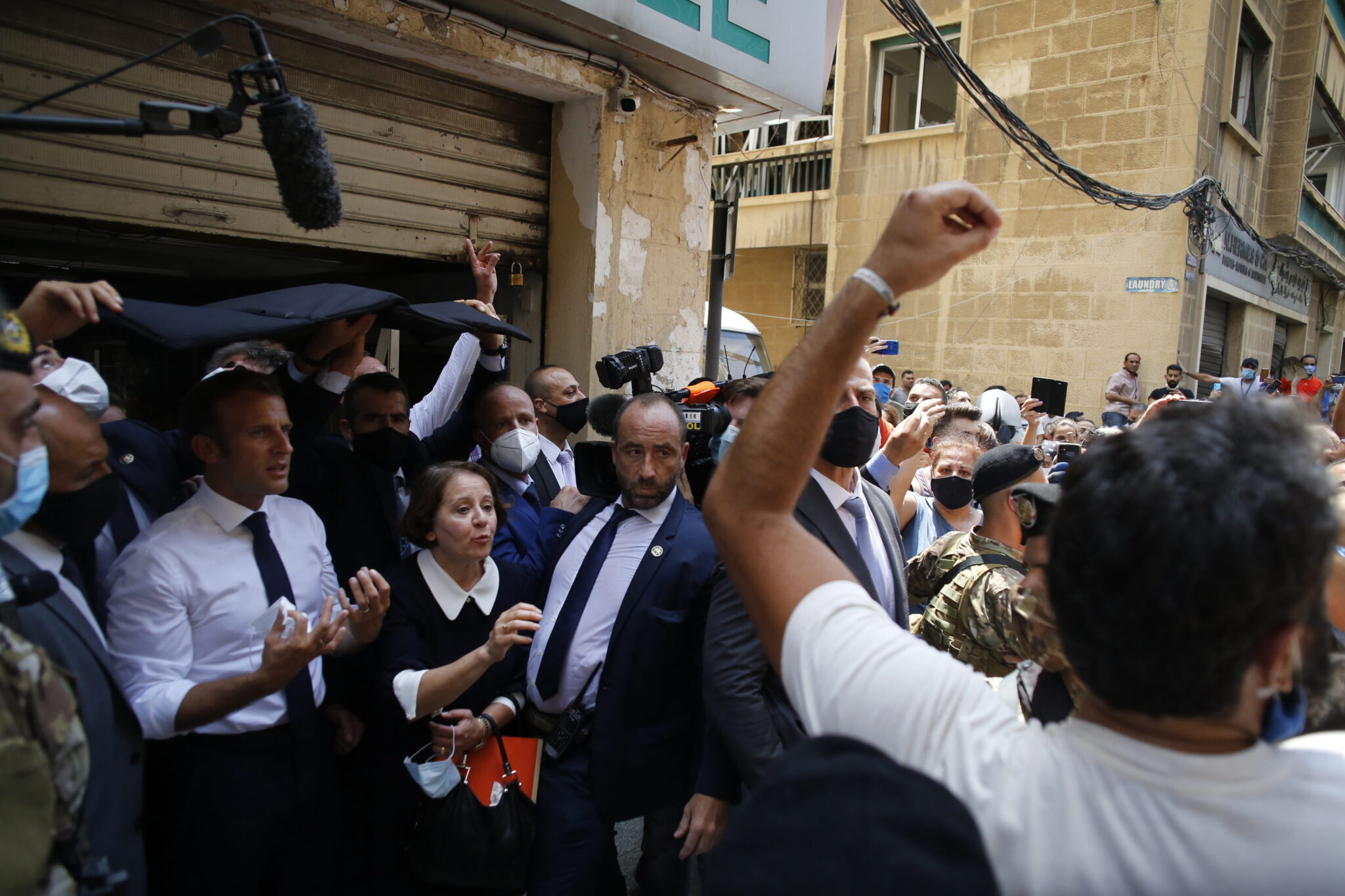 Μακρόν: Η γαλλική βοήθεια δεν θα πάει σε «διεφθαρμένα χέρια» (ΦΩΤΟ)