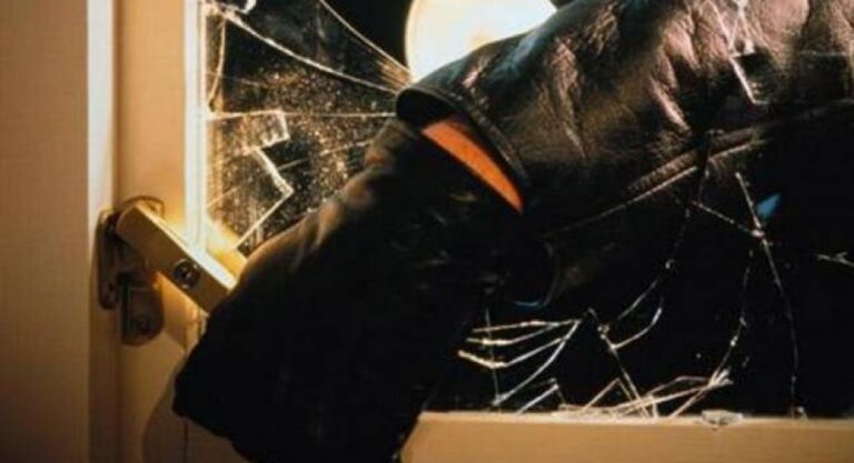 Διαρρήκτης "μπούκαρε" το μεσημέρι σε παντοπωλείο 84χρονης στη Γιόλου