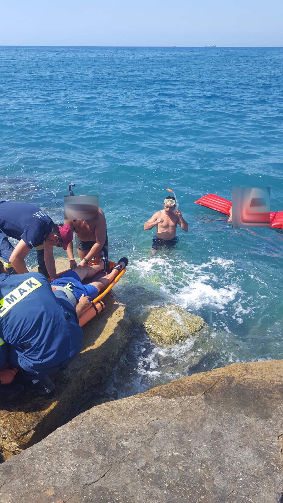 Επιχείρηση διάσωσης 57χρονου που τραυματίστηκε στα βράχια παραλίας (ΦΩΤΟ)