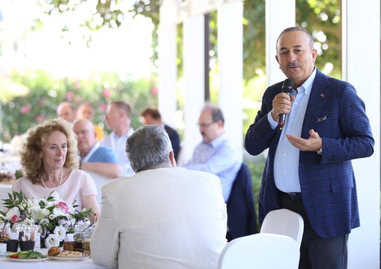 Η Τουρκία καταγγέλλει ότι υποφέρει από τις ιδιοτροπίες Κύπρου και Ελλάδας