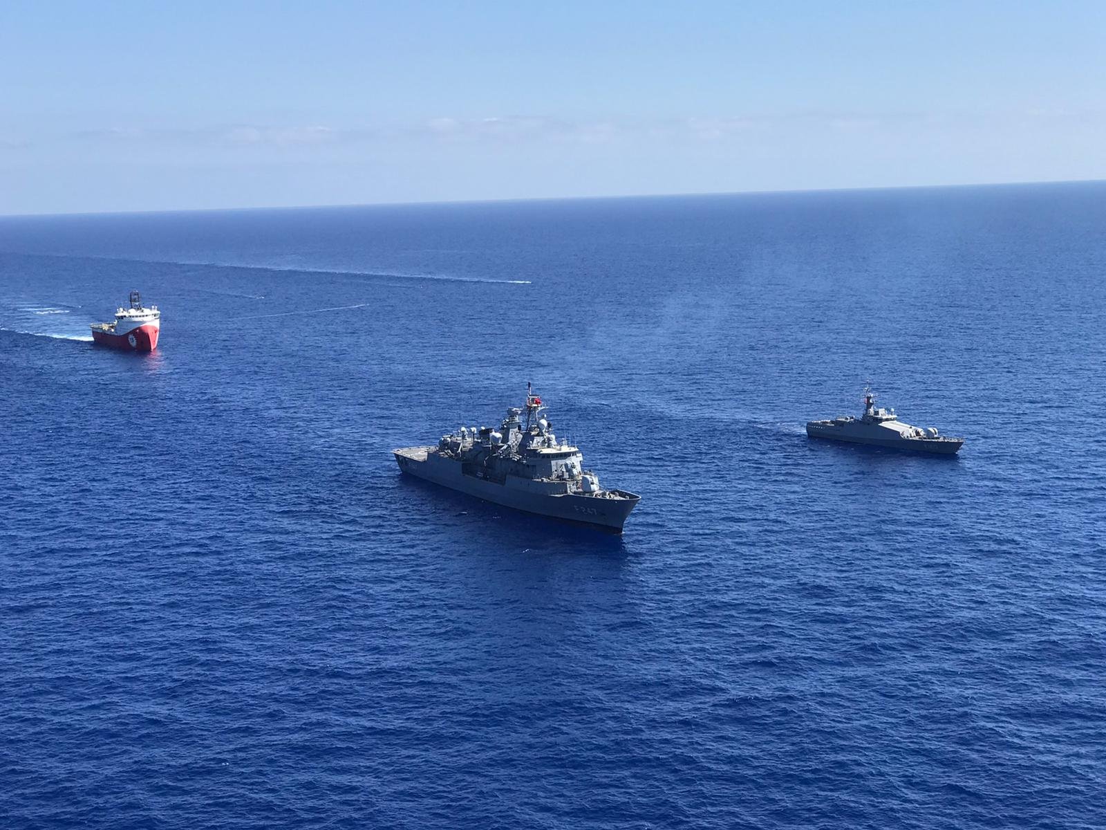 Από το πλευρό του Oruc Reis, στο πλευρό του Barbaros η φρεγάτα Kemal Reis