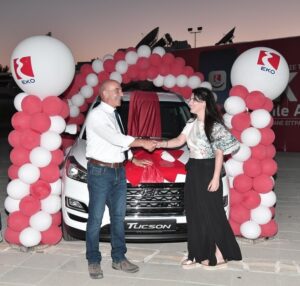 Σε γυναικεία χέρια το τιμόνι του δεύτερου HYUNDAI TUCSON,  που παρέδωσε η ΕΚΟ