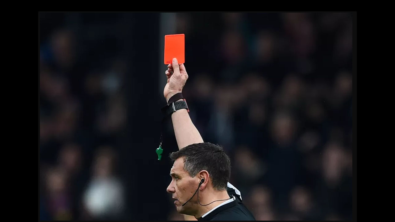 Κόκκινη σε παίκτη που βήχει εσκεμμένα προς διαιτητή ή αντίπαλο